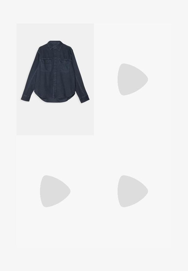 Dunkelblaues Denimhemd mit Knopfleiste, spitzem Kragen, zwei Brusttaschen und langen Ärmeln mit knopfbaren Manschetten.; Filippa K TERRY CROPPED TROUSERS - Stoffhose - sage melange; Weiße Ledersneaker mit glatter Oberfläche, runder Zehenpartie, flachen Schnürsenkeln und strukturiertem Sohlenprofil. Mit einem dezenten Logo an der Ferse.; Schwarze runde Sonnenbrille mit dunklen Gläsern und schlanken Metallbügeln. Enthält klare Tempelspitzen und silberne Akzente am Scharnier. Minimalistisches Design.