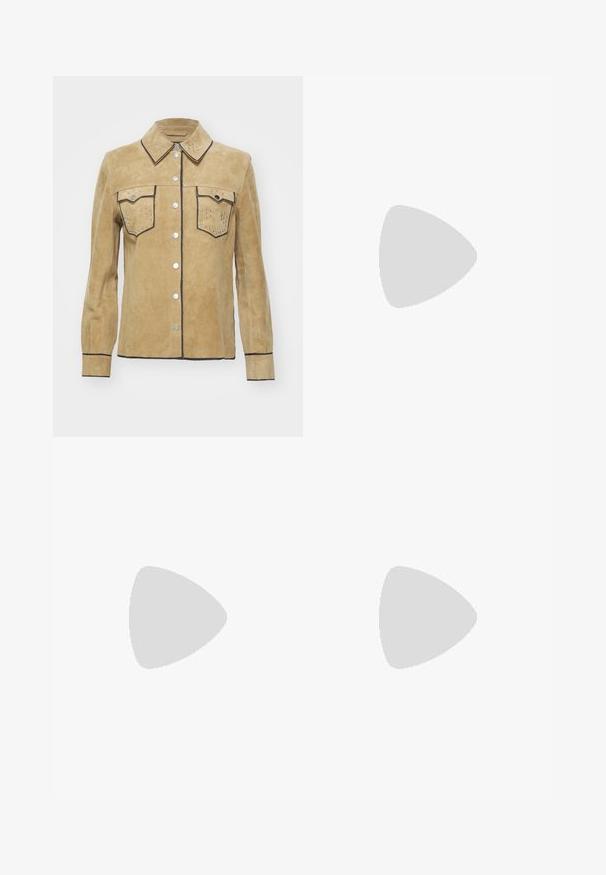 Giacca scamosciata beige con chiusura a bottoni, due tasche sul petto con borchie, rifiniture in contrasto nere e bottoni a scatto in argento. Maniche lunghe.; Jeans in denim a vita alta di un blu medio. Presentano dettagli con bottoni frontali e un design a gamba ampia. Il tessuto ha una texture liscia con un leggero sbiadimento.; Mule in pelle patinata nera con punta affusolata, design curvato e tacco a blocco basso con cuciture decorative lungo la parte superiore.; Borsa nera con forma strutturata, texture liscia e una chiusura metallica. Abbinata a pantaloni neri larghi e sandali open-toe su un pavimento in legno.