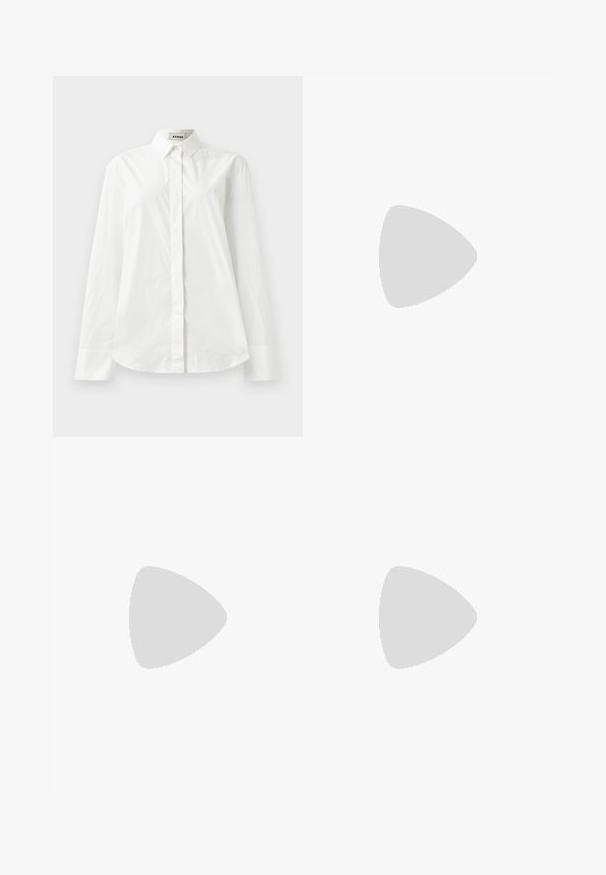 Camicia bianca in cotone a maniche lunghe con colletto a punta, chiusura anteriore con bottoni e orlo arrotondato. Tessuto liscio, vestibilità regolare e senza fantasie.; Pantaloni bianchi a gamba larga realizzati in cotone con una texture liscia. Presentano un bottone anteriore, una zip e un design a quattro tasche.; Mule aperto in pelle nera con un design elegante e curvo, tacco a stiletto alto e superficie liscia. L'interno presenta un colore chiaro a contrasto.; Clutch in pelle nera con texture arricciata, cornice in metallo color argento, chiusura a scatto e tracolla a catena. Superficie liscia e morbida.