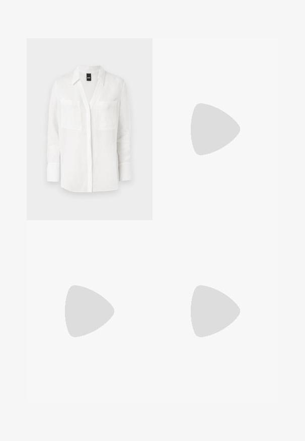 Camicia bianca in lino a maniche lunghe con scollo a V, due tasche sul petto e polsini con bottone, caratterizzata da un design pulito e minimalista.; Jeans in denim azzurro chiaro con vita alta, taglio a gamba larga, due tasche laterali e design plissettato. Texture morbida con una finitura sbiadita.; Sandal con tacco nero e design con cinturino intrecciato, punta quadrata e cinturino alla caviglia regolabile. Soletta beige chiaro con tacco nero lucido.; Borsa a mano in pelle nera con un design strutturato, caratterizzata da una forma corta, manico superiore e accessori in metallo dorato. Inclusa tracolla regolabile.
