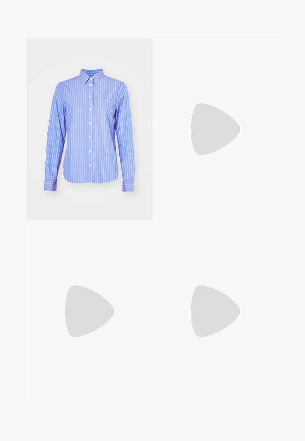GANT STRIPED - Hemdbluse - hellblau/weiß; Hellblaue, weit geschnittene Jeans aus Denim, mit einem klassischen Fünf-Taschen-Design und geradem Schnitt, mit minimalen Ausbleichungen an den Beinen.; Weiße und silberne Nike-Sneaker aus Mesh-Gewebe, mit reflektierenden Akzenten und einer beigen Sohle. Getragen mit schwarzen Socken und stehend auf einer blauen Fläche.; Braune Wildleder-Schultertasche im Hobo-Design. Sie verfügt über eine weit geöffnete Öffnung, eine weiche Textur und einen nahtlosen, abgerundeten Griff für ein bequemes Tragen.