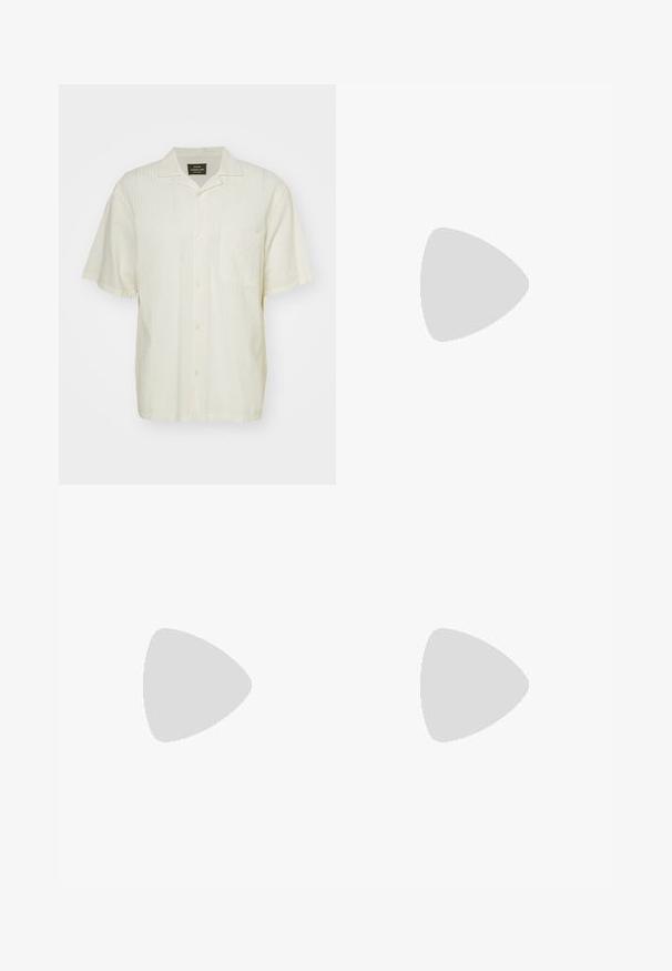 Camicia a maniche corte di un leggero beige con un motivo testurizzato, chiusura con bottoni e una tasca sul petto. Il tessuto sembra leggero e traspirante.; T-shirt in cotone blu navy con colletto tondo e maniche corte. Presenta un logo Nike bianco sul petto a sinistra e un orlo dritto.; Pantaloni da tuta Nike blu navy realizzati in un morbido misto cotone, con vita elastica, gambe affusolate e un piccolo logo bianco sul lato.; Sneaker bianco in pelle con superfici texture, collo imbottito e ammortizzazione d'aria visibile nella suola. Presenta lacci e un design minimalista.