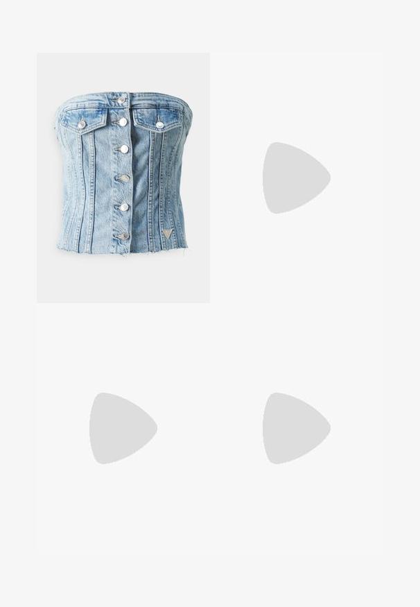 Guess SOFIA - Top - blue denim; Wrap din dantelă în nuanța fildeșului cu margini volanate; prezintă modele florale intricate; curge delicat cu un capăt lung, care se lasă.; Flip-flop alb cu o talpă texturată, având bretele subțiri și un design plat. Fabricat din cauciuc, cu un logo subtil pe talpa interioară.; Geantă de umăr împletită neagră cu două mânere, având o suprafață texturată și o formă rectangulară. Design simplu și unic, fără hardware vizibil.