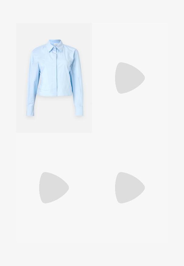 Helles blaues, kurz geschnittenes Langarmhemd mit Button-down-Kragen, aus glattem Stoff. Besitzt eine Vorderblende und strukturierte Manschetten.; Braune weite Hose aus einem glatten Stoff, mit einem Knopfverschluss vorne, zwei Fronttaschen und klaren, maßgeschneiderten Linien.; Schwarzer Leder-Slingback-Schuh mit spitzem Zehenbereich, ausgestattet mit einem geflochtenen Akzent und einem gefalteten Oberdesign. Flache Sohle mit minimalem Zubehör.; Braune Lederhandtasche mit strukturiertem Finish, kantigem Design und einem markanten oberen Griff. Verfügt über ein gemustertes, geflochtenes Riemendetail.