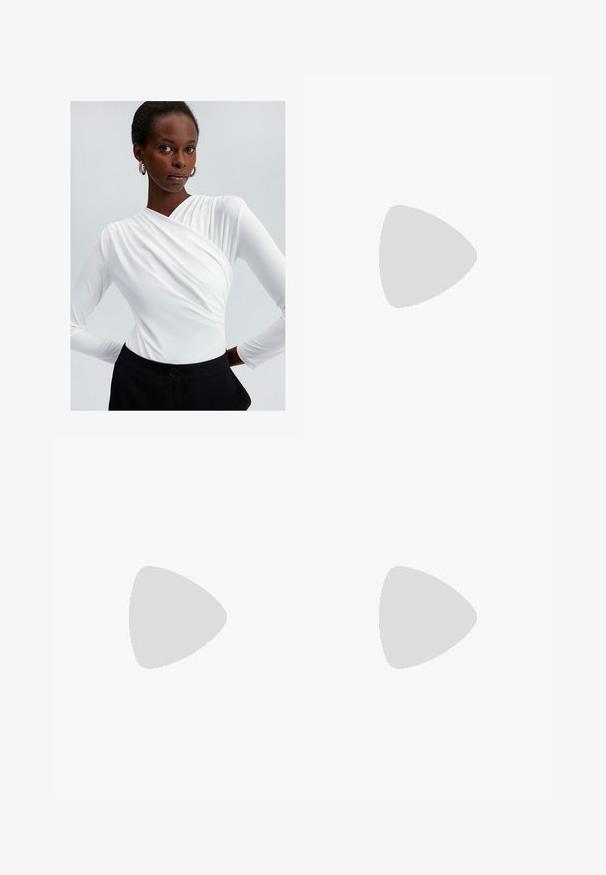 Fehér, hosszú ujjú felső, átkötős fazonban, vállán redőzött részlettel, magas derekú fekete nadrággal párosítva, amely gombos záródással rendelkezik.; Tágított sötét mosott farmerekről van szó, melyeken enyhe kopás látható, öt zseb található, és kontrasztos varrás jellemzi. A klasszikus gombos és cipzáras záródásúak.; Zign LEATHER - Platform bokacsizmák - black; Fekete bőr kézitáska strukturált formával, arany "VALENTINO" logós vállpánttal és leválasztható vállhevederrel. Texturált felület.