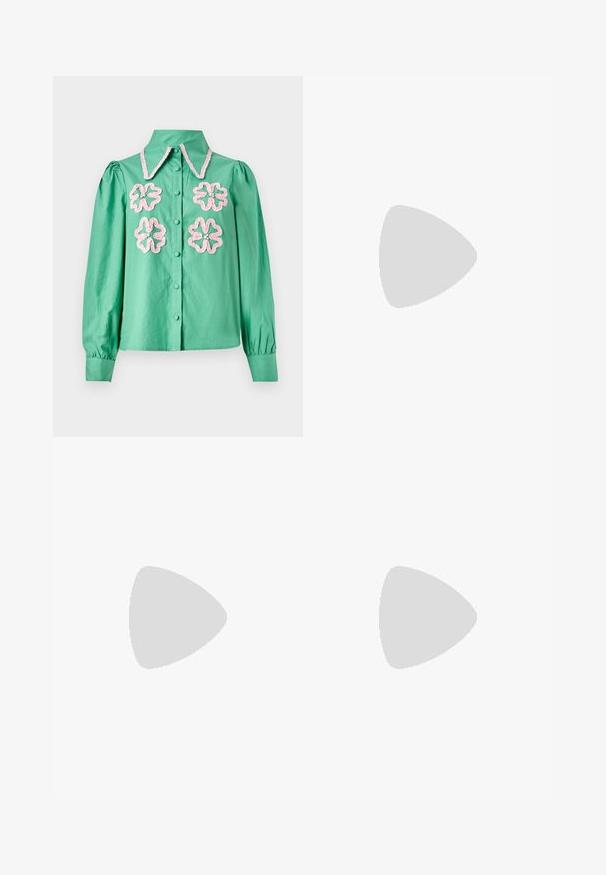 Camisa verde menta con un cuello estructurado, adornada con bordados florales rosas en el delantero y cierre de botones. Mangas largas y abullonadas.; Pantalones de mezclilla de pierna ancha con un degradado de azul claro a oscuro, cintura alta, trabillas para cinturón y un cinturón de tela a juego. Acabado de mezclilla texturizada.; Mules de tacón abierto en azul claro con un diseño geométrico, que cuentan con una amplia tira en el empeine y un tacón grueso y angular.; Bolso de piel negra con forma curva, correa desmontable y herrajes dorados. El bolso cuenta con una solapa con un detalle de hebilla.