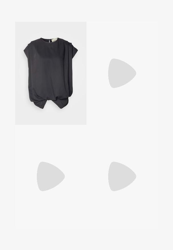 Top corto a maniche corte di colore nero realizzato in tessuto liscio. Presenta un collo rotondo, un design drappeggiato e un orlo arricciato con una leggera forma a bolla.; Pantaloni neri a gamba larga con vita alta, dettagli con bottoni in vita e pieghe frontali.; Pump in pelle nera con punta affusolata e tacco basso a blocco. Presenta una cinghia alla caviglia con una fibbia in tonalità oro. Texture liscia.; Borsa nera con forma strutturata, texture liscia e una chiusura metallica. Abbinata a pantaloni neri larghi e sandali open-toe su un pavimento in legno.