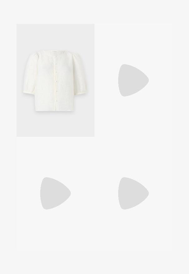 Blusa bianca con tessuto texture, scollatura rotonda e maniche a palloncino corte. Presenta una chiusura frontale con bottoni piccoli e rotondi.; Noisy May NMJANNEL LOOSE - Jeans baggy - black denim; Scarpe in pelle nera con punta arrotondata, tacco spesso a blocco e accenti laterali in elastico, abbinate a collant scuri e una gonna nera con uno spacco.; Orecchini a cerchio in argento con un design minimalista. Forma circolare, superficie liscia e profilo sottile. Leggeri con una finitura lucida.