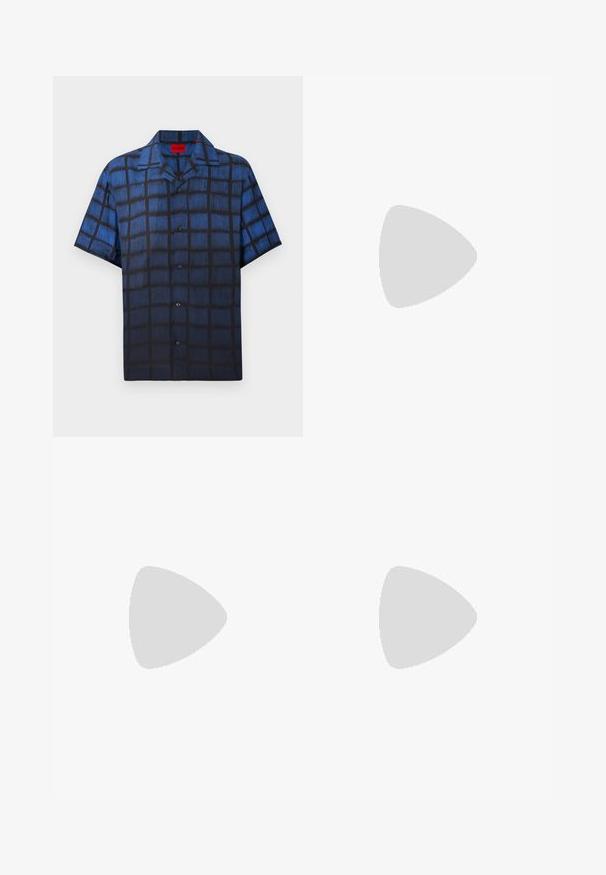 Férfi rövid ujjú gombos ing kék és fekete texturált ablakrács mintával és széles gallérral.; Fehér pamut póló rövid ujjakkal, kerek nyakkal és diszkrét Levi's logóval a középen. Puha tapintású és szabványos szabású.; Sötétkék farmernadrág egyenes szabással, öt zsebbel, kontrasztos narancssárga varrással és gombos záródással. Nem látható rajta mintázat vagy díszítés.; Fekete bőrből készült dresszcipő kerek orral, fűzős kialakítással és alacsony, rétegelt sarkával. Simás felület minimális varrási részletekkel.