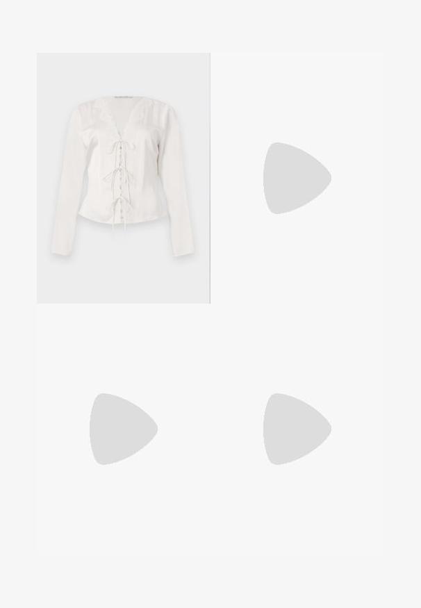 Bijela bluzica dugih rukava s čipkastim detaljima duž V-izreza i vezanjem u središtu. Glatka tkanina s prilagođenim krojem.; Crne hlače ravnog kroja, s prednjim džepovima i bočnim prorezima na rubu. Izrađene od mekog i glatkog materijala. Pogodne za razne prigode.; Crne lakirane natikače na remenčić sa špicastim nosom, dizajnom sa izrezima sa strane i malim kvadratnim potplatom. Glatka tekstura s minimalnim akcentima.; Bijela kožna torbica sa strukturiranim dizajnom, s gornjom drškom i zlatnim kopčanjem. Glatka tekstura i minimalistički detalji.