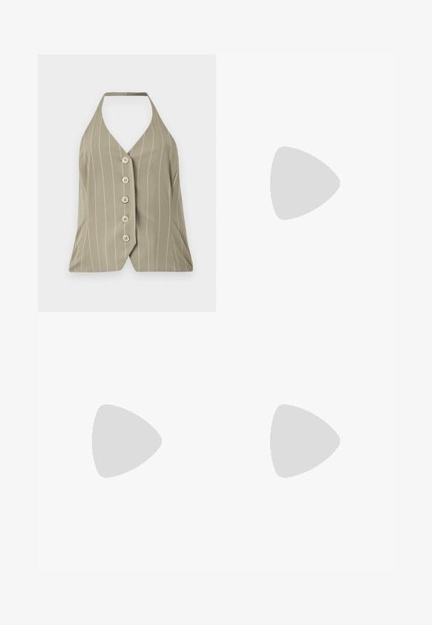 Halter-neck top i lys olivengrøn med lodrette hvide striber, fem knapper foran og en tætsiddende design med en flared kant.; Vide bukser i en lys beige stof, med folder, høj talje og en glat tekstur uden synlige pynt.; Sorte hælede sandal med flettet remdesign, firkantet tå og justerbar ankelrem. Lys beige fodseng med en blank sort hæl.; Brun, tekstureret håndtaske lavet af blødt fleece-materiale med rektangulær form, dobbelt top-håndtag og en aftagelig brun rem.
