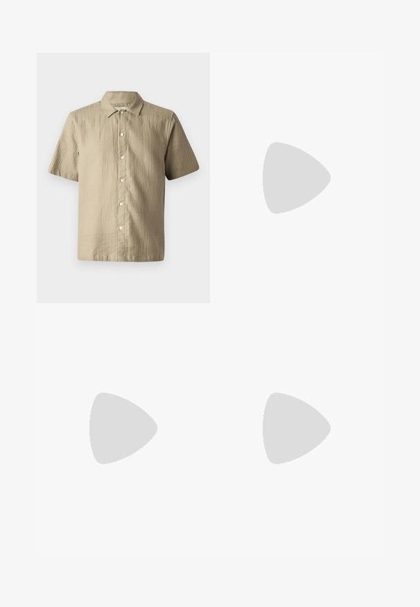 Chemise à manches courtes en beige clair, en tissu texturé. Présente une fermeture à boutons sur le devant, un col pointed et six boutons le long de la patte de boutonnage.; Shorts en denim bleu clair avec des détails déchirés, ourlet effiloché, cinq poches, fermeture à bouton en métal et passants de ceinture. Design décontracté avec une coupe ample.; Baskets en cuir blanc avec perforations, à bout rond, semelle plate et lacets épais, arborant un logo swoosh visible et "AIR" sur le talon.; Lunettes de soleil en écaille de tortue avec des verres verts, présentant une forme octogonale et des branches minces et courbées. Le matériau a une finition brillante.