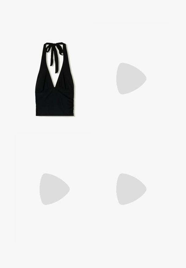 Svart haltertop med djup V-ringning, knutna band i nacken och drapering vid midjan, tillverkad av ett smidigt material.; Stradivarius MINIMALIST WITH POCKETS  - Flared jeans - grey denim; Svarta mockaskor med klack och en tunn ankelrem, öppen tå-design och en modest blockklack. Slät textur och minimala accenter.; Svart läder axelväska med en slät yta, rundad form, justerbar rem och dragkedjestängning. Minimalistisk design utan utsmyckningar.