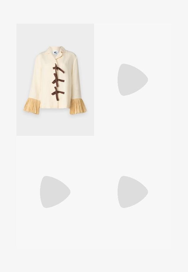 Sleeper CRUSOE SHIRT - Camicia - white asparagus; Pantaloni in cotone beige con una vestibilità a gamba dritta, dotati di chiusura frontale con bottone e una tasca con un accento a bottone circolare.; Sandal con tacco alto in metallo dorato dotata di una fascia larga sopra le dita, cinturino alla caviglia regolabile e tacco a blocco testurizzato.; Borsa tote intrecciata verde e bianca con una forma rettangolare strutturata, finitura testurizzata e due manici robusti. Presenta un'etichetta con logo sul lato.