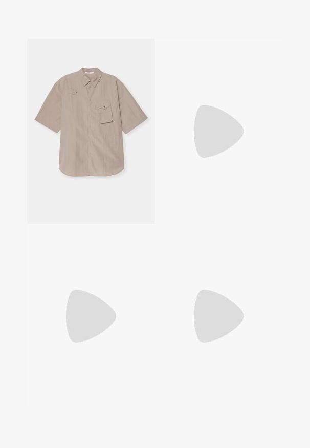 Camicetta a maniche corte con bottoni in tessuto beige chiaro. Presenta una tasca sul petto con patta e chiusura a scatto. Texture liscia e orlo arrotondato.; Polo di colore crema con colletto classico, maniche corte e un leggero scollo a V. Tessuto liscio e design minimal.; Pantaloni neri plissettati con tessuto testurizzato, caratterizzati da un design a gamba dritta e una vita standard. Senza tasche visibili o componenti metallici.; Sneaker bianchi con finitura in pelle testurizzata, punta arrotondata e accentuazione nera sul tallone. Suola in gomma con piccolo motivo di battistrada e dettagli cuciti.