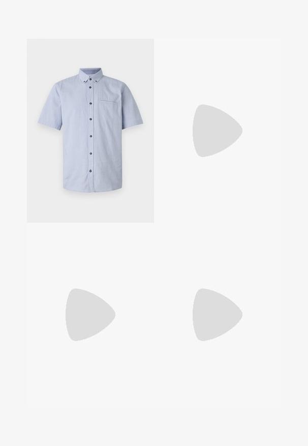 Camicia azzurra a maniche corte con un leggero motivo testurizzato, bottoni neri e taschino sul petto. Design con colletto e orlo dritto.; Pantaloni in lino verde oliva con piega frontale, dotati di chiusura con bottone e una fodera a quadretti a contrasto nella cintura.; Mocassini sintetici neri con una spessa cucitura frontale, soletta imbottita e suola piatta in gomma; design elegante con dettagli minimi.; Occhiali da sole neri e argento con forma a occhio di gatto, lenti sfumate e dettagli metallici sulla montatura. Aste in plastica con punte grigie.