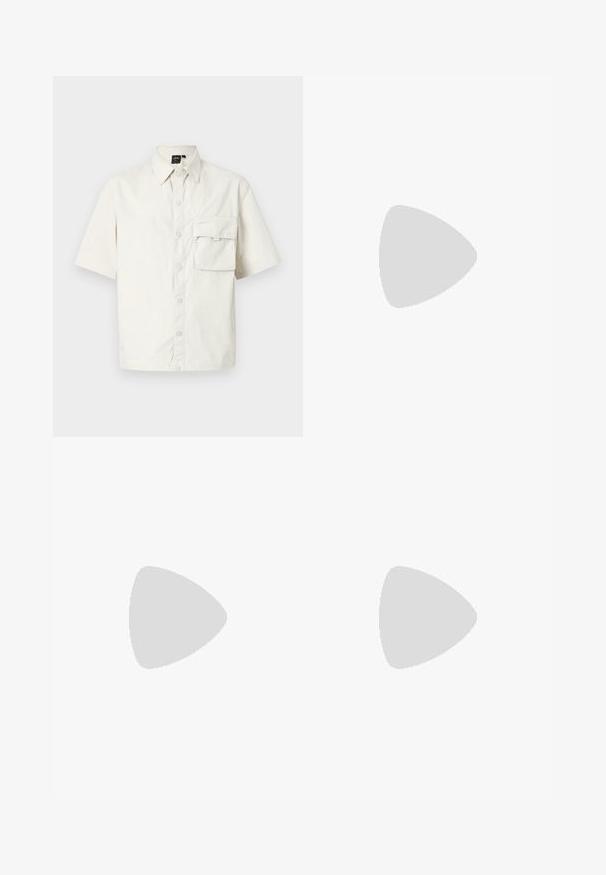 Camicia a maniche corte, con colletto in cotone beige chiaro, dotata di chiusura frontale a bottoni e una singola tasca applicata sul lato sinistro del petto.; Jeans in denim azzurro chiaro con design a gamba dritta, caratterizzati da una vita media, cinque tasche e chiusura con bottone e zip.; Mocassino in pelle nera con un'accento a frange, dotato di una suola nera spessa e cuciture gialle lungo il bordo. Finitura testurizzata.; Collana in metallo argentato a tre strati caratterizzata da catene sottili e flessibili con una leggera lucentezza, fissata con un gancio a molla e una catena regolabile.