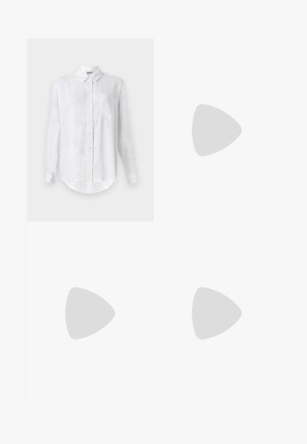 Bela srajca z dolgimi rokavi, izdelana iz lanu, z ovratnikom na gumb, enim žepom na prsih in zaobljenim robom. Ima standardno zapiranje spredaj z gumbi.; Svetlo siva rebrasta bluza s dugim rukavima in športnim ovratnikom in štirimi gumbi na sprednjem delu, prikazana na beli podlagi.; Siva plisirana krila z ravnim pasom in zadrgo, narejena iz strukturnega blaga, z enakomerno razporejenimi globokimi plisami.; Črne lakirane čevlje s pointy prsti in blok peto ter z naramnicami za gleženj, ki jih kombiniramo s sivimi rebrastimi nogavicami in rjavim suknjičem iz usnja.