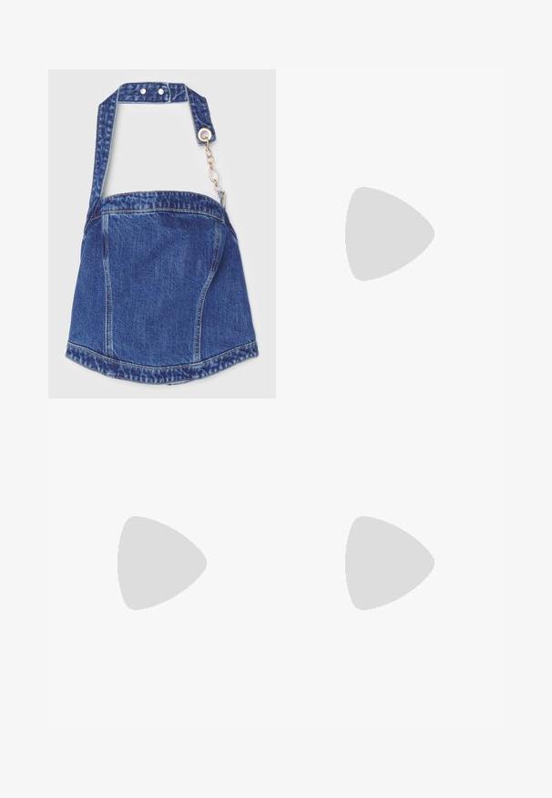 Denimaxelväska i djupblå färg, rektangulär form, justerbar rem, silverfärgad metalldetaljer och dragkedjestängning med kedjeaccent.; Beige shorts med lös passform, tillverkade av denim. Har två bakfickor och kontrasterande orange sömmar. Sömmen faller nedanför knäet.; Bruna läderknästövlar med fyrkantig tå, svart gummisula och justerbar spänndetalj. Bärs med en grårutigt kjol.; Brun mockainsväskan med en stor öppning och långa fransar på båda sidor, med en mjuk yta och ett enda handtag.
