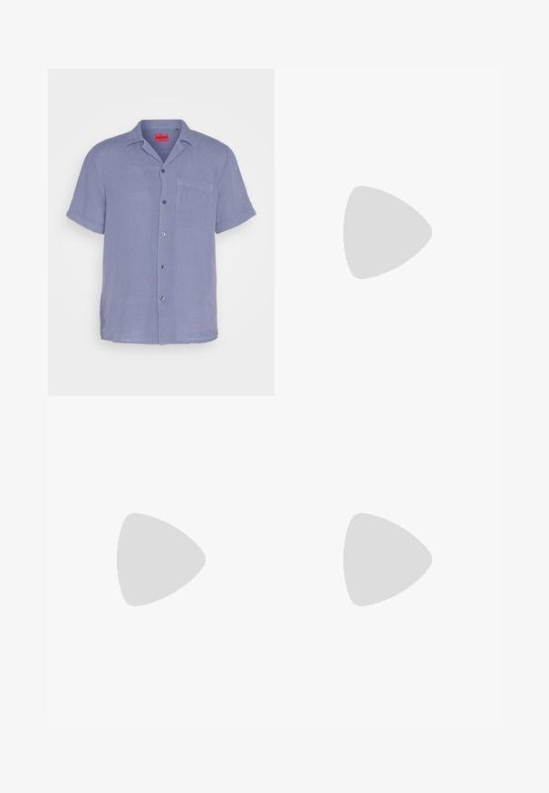 HUGO ELLINO - Camisa - open blue; Pantalones cortos de mezclilla en azul claro con un corte clásico. Cuenta con cinco bolsillos, acentos de costura naranja y dobladillos sin acabar.; Mocasines de cuero negro con un acabado suave, punta redondeada y costuras decorativas en la parte superior. Tacón bajo apilado y un ligero brillo.; Gafas de sol negras con lentes de color marrón; forma rectangular con un marco grueso, incluyendo sutiles acentos de hardware en las patillas.