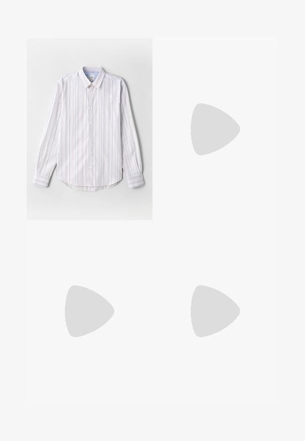 Lichtgewicht blouse met verticale strepen in wit, blauw en rood. Heeft een klassieke kraag en lange mouwen, afgeronde zoom.; Donkergrijze broeken van een textuurstof, met een vlakke voorkant, plooien, rechte pijpen en riemlussen. Geen zichtbare hardware of patronen.; Bruid leren instappers met een ronde neus, minimale stiksels en een lage blokhak. Kenmerkt zich door een decoratieve band over de wreef.; Zwarte leren clutch met een gestructureerd oppervlak, voorzak met rits en een afneembare polsband. Beschikt over een logo-opdruk aan de voorkant. Rechthoekige vorm.