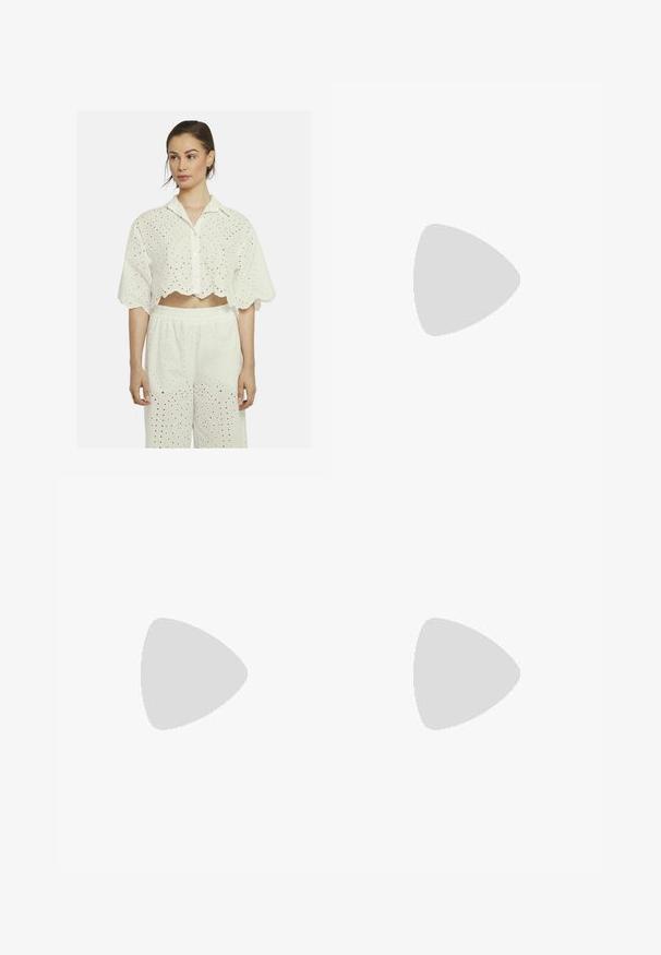 Witte cropped shirt met gegolfde zoom, voorzien van oogjes borduursel en een knoopsluiting aan de voorkant. In combinatie met bijpassende loszittende broek.; Witte maxi-jurk gemaakt van lichtgewicht stof, met een elastische tailleband met plooien en een vloeiende silhoutte zonder zichtbare patronen.; CLOSED Ballerina's - ecru; Cateye-zonnebril met donkere lenzen en een schildpadpatroon. Gemaakt van lichtgewicht plastic, met slanke pootjes en logo-detail.; Geweven stoffen handtas in olijfgroen met een ruime, ronde vorm en een enkele, lange handgreep om te dragen. Gestructureerd oppervlak.