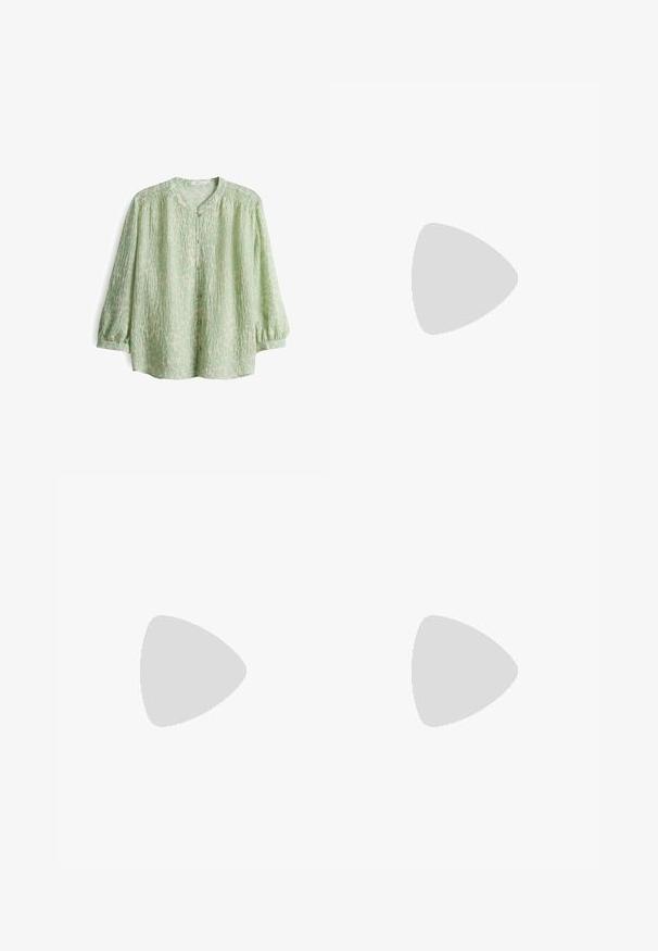 Hellgrüne Bluse mit strukturierter Oberfläche, v-ausschnitt, Knöpfen auf der Vorderseite und Raffung an den Schultern.; Blaue Jeans mit elastischem Bund und Kordelzug, im lässigen Schnitt mit weitem Bein, glatter Textur und gesteppten Säumen.; Braune Wildleder-Stiefel im Cowboy-Stil mit einer spitzen Zehe, die einen mittelhohen Blockabsatz und einfache Nähte entlang der Seitennaht aufweisen.; Braune Stoffschultertasche mit einem breiten, runden Körper und einem großen Ausschnittgriff. Sanfte Textur, minimalistisches Design und keine sichtbaren Beschläge.