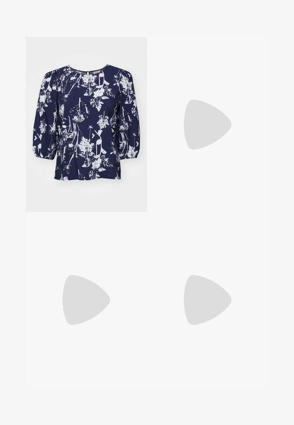 Tmavě modrá blůza s bílým botanickým potiskem, kulatým výstřihem a nabíranými rukávy. Texturovaná látka s volným střihem a jemným leskem.; Černé kalhoty s rovným střihem, s předními kapsami a bočními rozparky na lemu. Vyrobené z jemné, hladké tkaniny. Vhodné na různé příležitosti.; Černé lakované sandály na podpatku se čtveratou špičkou, lýtkovými pásky a stříbrnými přezkami. Disponují masivním blokovým podpatkem pro stabilitu.; Černá kožená kabelka s křivkovým tvarem, odnímatelným popruhem a zlatými detaily. Kabelka má klopu s přezkou.