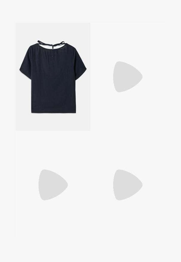 Sötétkék vászonszövet felső, széles nyakkivágással, rövid ujjal és hátsó megkötővel. Finom hímzés található a nyakkivágás közelében.; Rózsaszín melegítőnadrág elasztikus derékkal, bal oldalon gyémánt alakú dekoratív foltokkal és elasztikus szárakkal az bokákon.; Fekete bőr balettcipő lekerekített orral, sima tekstúrával, minimális varrással és rugalmas talp kialakítással.; Barna bőr kézitáska, hajtókás zárással, arany színű fém kiegészítőkkel, vállpánttal és sima felülettel. Kompakt téglalap alakú.