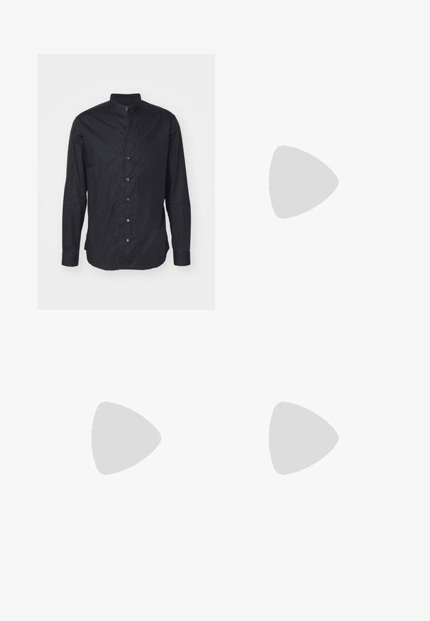Emporio Armani SHIRT - Camicia - schwarz; Pantaloni a gamba larga in tessuto grigio scuro, con fronte plissettato, due tasche laterali e vita piatta. Texture liscia e design sartoriale.; Mocassino in pelle nera con un'accento a frange, dotato di una suola nera spessa e cuciture gialle lungo il bordo. Finitura testurizzata.; Cravatta nera realizzata in tessuto liscio, con lunghezza standard e punta appuntita. La cravatta presenta un'anello per indossarla e regolarla facilmente.