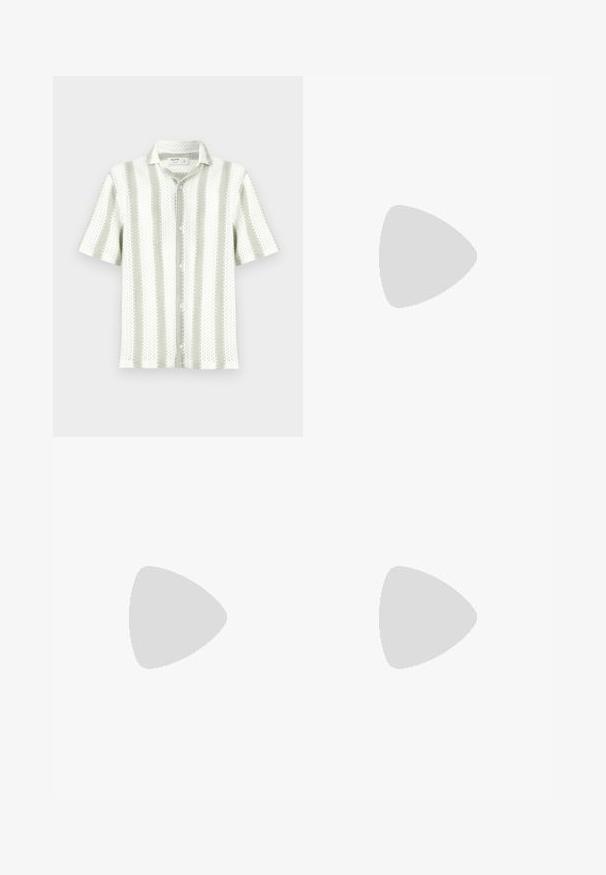 Maglietta a maniche corte realizzata in un tessuto leggero e strutturato con righe verticali verdi e bianche; presenta un colletto e bottoni sul davanti.; T-shirt bianco in cotone con maniche corte, scollo rotondo e vestibilità rilassata. Texture liscia senza pattern o dettagli visibili.; Pantaloni a gamba larga in ecopelle nera con texture a contrasto a forma di coccodrillo, design tradizionale a cinque tasche e dettagli in metallo argentato su bottoni e rivetti.; Scarpe da atletica Nike in un materiale in rete argento, con lacci bianchi, logo swoosh nero e una suola con air cushioning nera e rossa.