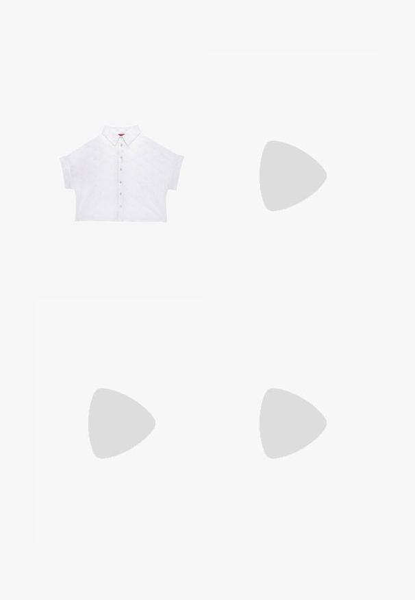 Bílá zkrácená košile s špičatým límcem, zdobená květinovou výšivkou a s knoflíkovou légu. Krátké rukávy s uvolněným střihem.; Černá sukně s podmínkami, která má tři vrstvy volánků s texturovaným květinovým vzorem. Elastický pas pro pohodlí a dobré padnutí.; Béžové sklouzávací sandály s otevřenou špičkou, plochou podrážkou a dekorativními kovovými řetězovými detaily na pásku. Hladký materiál s minimální strukturou.; Kabelka na zápěstí Michael Kors v béžové potažené plátno s opakujícím se vzorem loga MK, zlatými kovovými doplňky a odnímatelným řetízkovým popruhem.