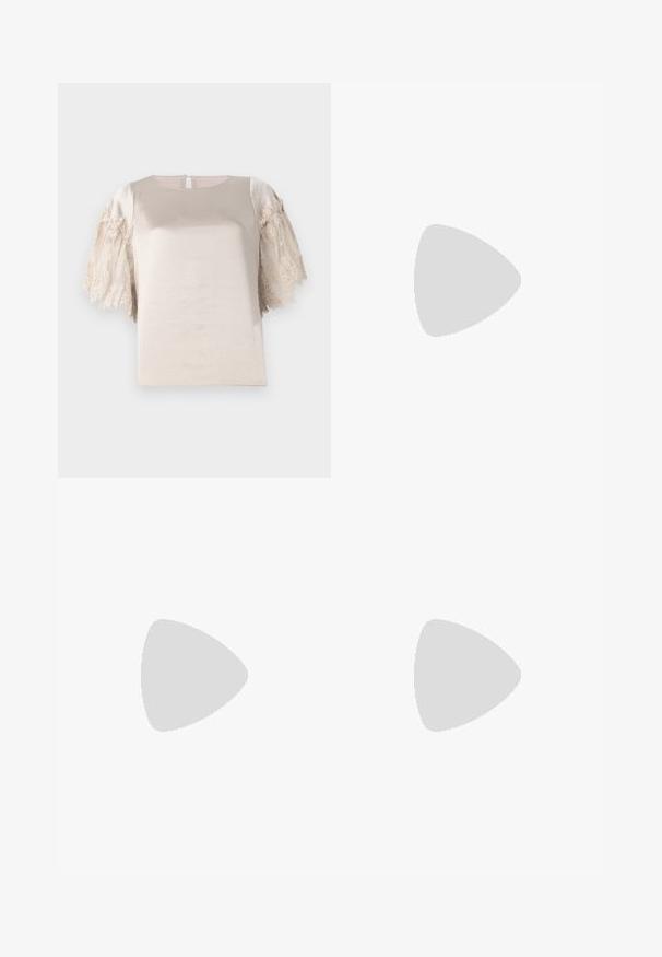 Beige top med korte ærmer pyntet med blondedetaljer; glat tekstur med rund halsudskæring og en nøglehulåbning bagpå.; Marineblå vidde bukser i bomuld med flere lommer. Har farverig broderet tekst og grafik inklusive hjerter og legende sætninger.; Brune ruskinds loafers med rund tå, der har en ribbet platformssål og et dekorativt bånd henover overdelen.; Brun læder håndtaske med flaplukning, hardware i gyldent tone, en skulderrem og en glat overflade. Kompakt rektangulær form.