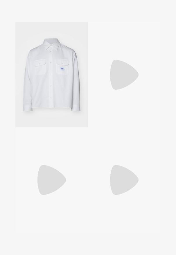 Hvit langermet skjorte laget av bomull, med to brystlommer og krage med knapper. Inkluderer en liten blå merkeetikett på venstre lomme.; Svart langermet t-skjorte laget av mykt stoff, med rund hals og en subtil logo i svart på brystet. Enkelt design, normal passform.; Lys blå denimjeans med rett ben-design, fem lommer, knappeåpning, minimal falming og kontrasterende sømdetaljer.; Løpesko med sølvfarget mesh-overdel, svarte detaljer og hvit såle. Har strukturert design og svarte snørebånd. Lettvektig og godt dempet.