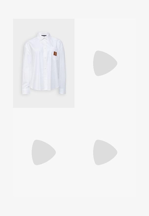 Camisa blanca de botones de algodón. Presenta un bolsillo en el pecho con un parche de cuero marrón, mangas largas y un diseño de cuello clásico.; Pantalones negros de tela suave con cintura alta, piernas amplias, pliegues frontales y lazos de cinturón clásicos. No hay bolsillos laterales visibles.; Tacón slingback negro de charol con punta afilada, que presenta un estampado de serpiente texturizado, correa ajustable y un tacón bloque corto y texturizado.; Bolso cruzado de cuero negro con dos bolsillos frontales, hebillas doradas, cierre de cremallera y una correa delgada. Superficie texturizada y forma rectangular compacta.