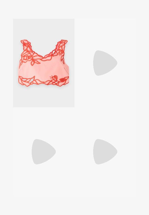 Bralette rosa chiaro con bordo in pizzo floreale rosso lungo i bordi e spalline ondulate, realizzata in tessuto morbido per una finitura liscia.; Gonna corta in tweed verde chiaro, caratterizzata da un tessuto testurizzato con flessioni multicolori, due tasche sul fronte e dettagli in bottoni argentati.; Sandali slingback bianchi con un leggero tacco, sottili cinturini e una superficie in pelle liscia; presentano una piccola fibbia decorativa.; Borsa a tracolla gialla, dalla texture morbida, con parte superiore strutturata, base arricciata e tracolla sottile e removibile. Chiusura con zip nella parte superiore.