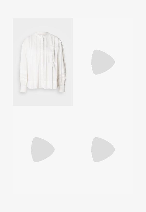 White blouse featuring a round neckline, button closure, and vertical pleats. Long sleeves with a gathered texture, made of lightweight fabric.; Black wide-leg trousers with high waist, button details on waistband, and front pleats.; Black strappy sandal with a square toe and a low block heel. Features multiple thin straps and an adjustable ankle strap. Made of smooth leather.; Black leather crossbody bag featuring a smooth texture, rectangular shape, and a metallic chain detail on the front. Adjustable strap included.