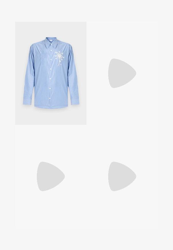 Blå og hvit langermet skjorte med vertikale striper og knappeåpning, med et hvitt rosetrentau-design på venstre brystlomme.; Lettvekts, kremfargede bukser med elastisk midje, rak ben-design og subtil tekstur. Har ingen synlige lommer.; Hvite lave sneakers med overdel i teksturert skinn, kremfarget såle med ribber og en brunt fargeklatt på hælen. Har hvite lisser og logodetalj på hælen.; Svarte pilotbriller med mørke linser, tynn metallramme og slanke plastarmer med logo aksenter.