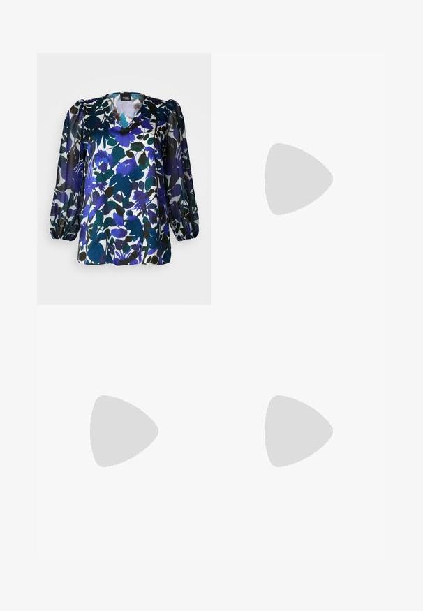 Blusa floreale con scollatura a V, maniche a sbuffo lunghe e una combinazione di colori blu, verde e nero su sfondo bianco. Tessuto setoso.; Jeans in denim scuro a gamba larga con vita alta, dotati di un laccio, cinque tasche e dettagli di cucitura a contrasto.; Sandali neri con tacco alto presentano sottili cinturini con design annodato, una punta quadrata liscia e un elegante tacco a spillo.; Clutch metallico argento con un design a busta angolare, texture liscia e colore interno a contrasto, tenuto in mano da una persona che indossa un cappotto nero.; Orecchini a cerchio in argento con una finitura liscia e lucente. Forma arrotondata, design leggero, con chiusura a perno.