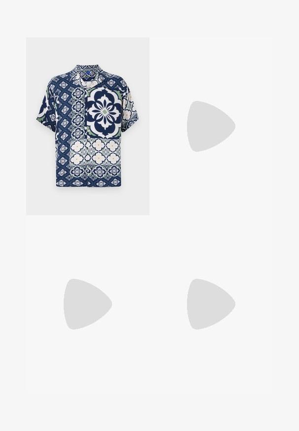 Kurzarmhemd in Marineblau mit floralen und geometrischen Mustern, mit Knopfverschluss, weichem Stoff und kontrastierenden grünen und weißen Akzenten.; Schwarze, weite Hose mit gefälteltem Vorderteil, seitlichen Taschen und einer glatten Stoffstruktur. Entworfen für eine entspannte Passform.; Schwarzer Sportschuh mit einem strukturierten Mesh-Obermaterial, verstärkter Zehenkappe und einem Schnellverschluss-System. Verfügt über eine robuste Laufsohle und einen leichten Absatz.; Digitale Casio-Uhr mit schwarzem Ziffernblatt, silbernem Edelstahlband, rechteckigem Gehäuse sowie Tasten für Licht, Rundenrücksetzung und Moduswechsel.