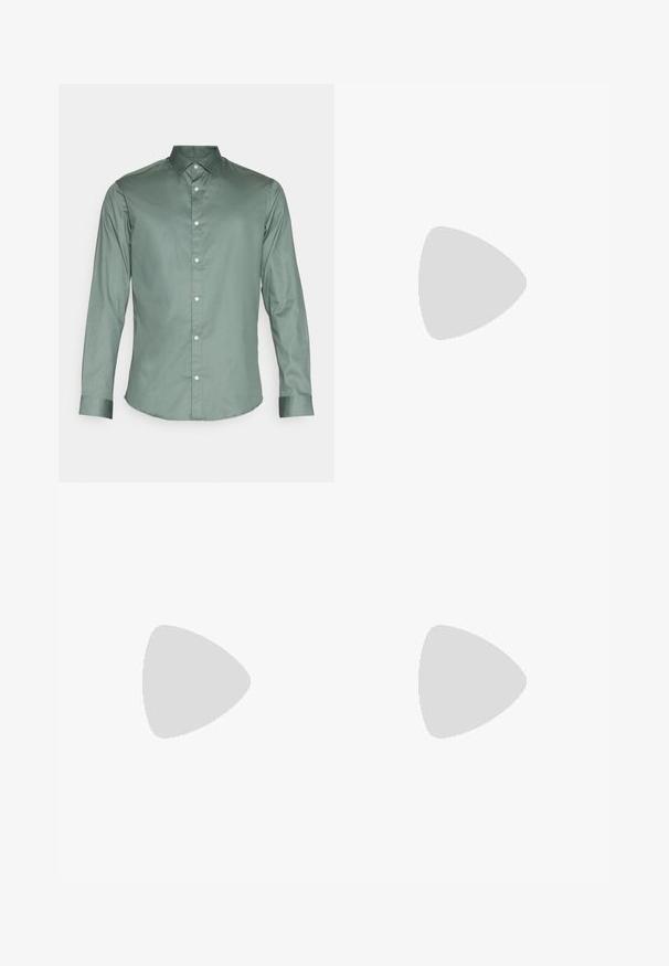 Camicia verde a maniche lunghe con bottoni, realizzata in tessuto liscio. Presenta un colletto a punta e bottoni bianchi lungo la parte anteriore.; Pantaloni della tuta grigi in morbido tessuto con vita elasticizzata e coulisse; presentano un taglio dritto e dettagli di cucitura minimi.; Sneakers bianchi in pelle con punta in suede grigia, tre strisce orizzontali bianche, accenti blu e suola in gomma marrone. Dettaglio testurizzato sulla suola.; Fanny pack in suede grigio con forma arrotondata, due scomparti con cerniera e tracolla regolabile. Presenta dettagli in metallo.
