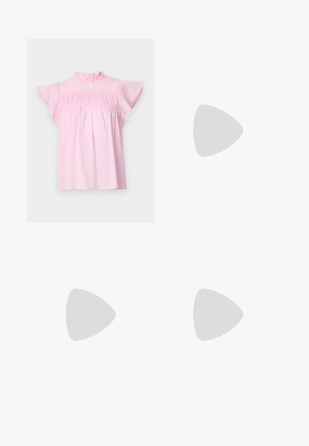 Blouse en coton rose avec un col volanté, des manches légères et un corsage froncé agrémenté de dentelle décorative. Texture à pois subtil.; Pantalons évasés de couleur beige clair, fabriqués dans un tissu lisse. Dotés d'une taille classique et d'un devant plat aux lignes épurées.; Escarpin à talon slingback à bout pointu en matériau beige lisse et brillant. Présente un design de découpes courbées et un talon aiguille fin. Détail de boucle en argent.; Sac bandoulière en cuir marron avec une forme incurvée, quincaillerie dorée et un accent en boucle. Comprend une bandoulière détachable.