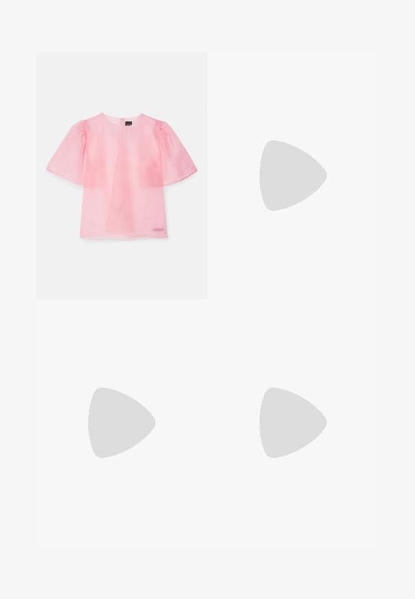 Moon Chang T-shirt con stampa - pink; Pantaloni neri a gamba dritta, con tasche frontali e spacchi laterali all'orlo. Realizzati in tessuto morbido e liscio. Adatti a diverse occasioni.; Sandali con tacco in vernice nera, con punta squadrata, cinturini alla caviglia e fibbie in argento. Presentano un tacco a blocco spesso per maggiore stabilità.; Borsa tote in pelle nera con texture liscia, forma rettangolare e due manici lunghi. Nessun hardware o decorazione visibile.