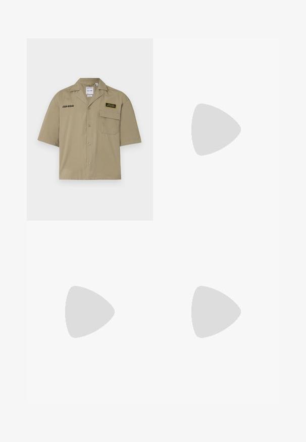 Camicia khaki a maniche corte in cotone con chiusura a bottoni, dotata di taschino sul petto, testo ricamato e una toppa con loghi.; Jeans in denim blu a gamba larga con vita alta, dotati di cinque tasche, chiusura con bottone e leggere sfumature per un effetto tatto.; Sneakers bianchi in pelle con punta in suede grigia, tre strisce orizzontali bianche, accenti blu e suola in gomma marrone. Dettaglio testurizzato sulla suola.; Occhiali da sole ovali neri con lenti scure, montatura spessa e accenti in argento sui lati. Materiale in plastica liscia, design contemporaneo.
