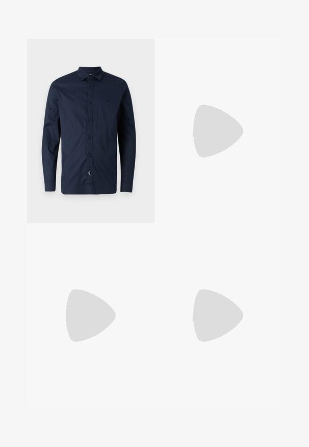 Marineblaue Langarmbluse aus Baumwolle, mit einem Button-Down-Kragen, einer Knopfleiste auf der Vorderseite und einem dezenten Logo auf der Brust.; Schwarze maßgeschneiderte Hose aus glattem Material mit schlankem Schnitt, zwei vorderen Falten und einem flachen Bund ohne sichtbare Beschläge.; Schwarze Lederloafer mit glatter Oberfläche, abgerundetem Zehenbereich und einem kleinen dekorativen Riegel. Ausgestattet mit einem niedrigen, gestapelten Absatz und einem dezenten Markenlogo.; Braune Leder-Umhängetasche mit einer flachen Vorderklappe, zwei Riemen, goldenen Hardware-Akzenten und einem verstellbaren Schultergurt.
