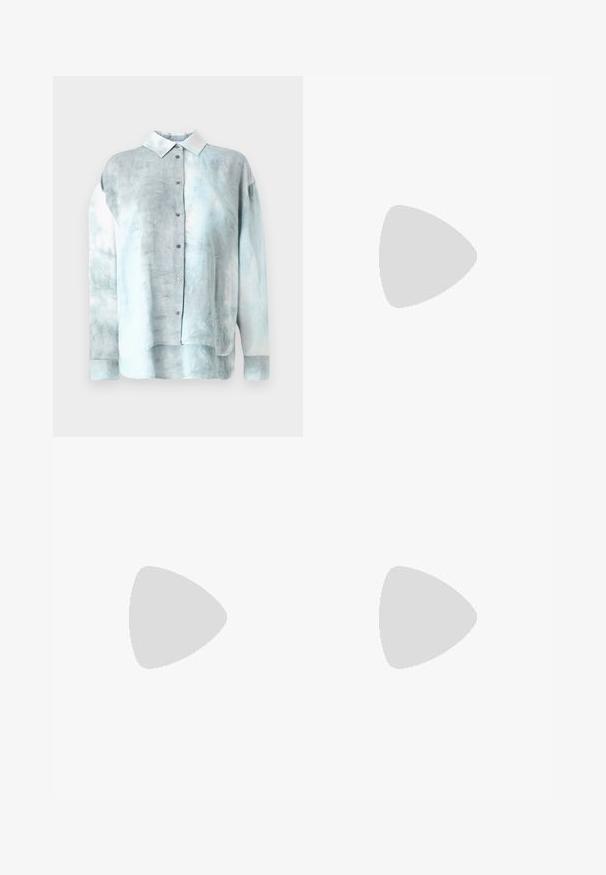 Camisa de botón en tie-dye azul claro con cuello blanco y mangas largas, hecha de una tela suave con un corte holgado y dobladillo redondeado.; The Kooples PANTALON SEUL - Pantalones - black; Zapato de slingback negro de piel con punta afilada, correas decorativas con ojales de metal y un tacón bajo y ancho. Superficie texturizada.; Bolso de piel acolchada negra con una correa de cadena, que presenta adornos de calaveras y un cierre de cremallera. Superficie texturizada con un acabado brillante.