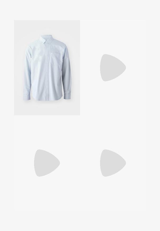 Chemise à manches longues bleu clair en coton. Elle dispose d'un col boutonné, de boutons à l'avant et d'une poche sur la poitrine du côté gauche.; T-shirt en coton blanc à manches courtes, avec un motif imprimé noir portant la mention "UTILISATION OFFICIELLE UNIQUEMENT" ainsi que le logo Nike sur le côté gauche.; Pantalons larges beige clair en coton. Dotés de poches avant et d'une fermeture à bouton. Texture lisse avec de légères lignes verticales.; Baskets de sport blanches avec une tige lisse, un système de laçage, une semelle rembourrée et une unité d'air visible avec des accents rouges sur le logo.
