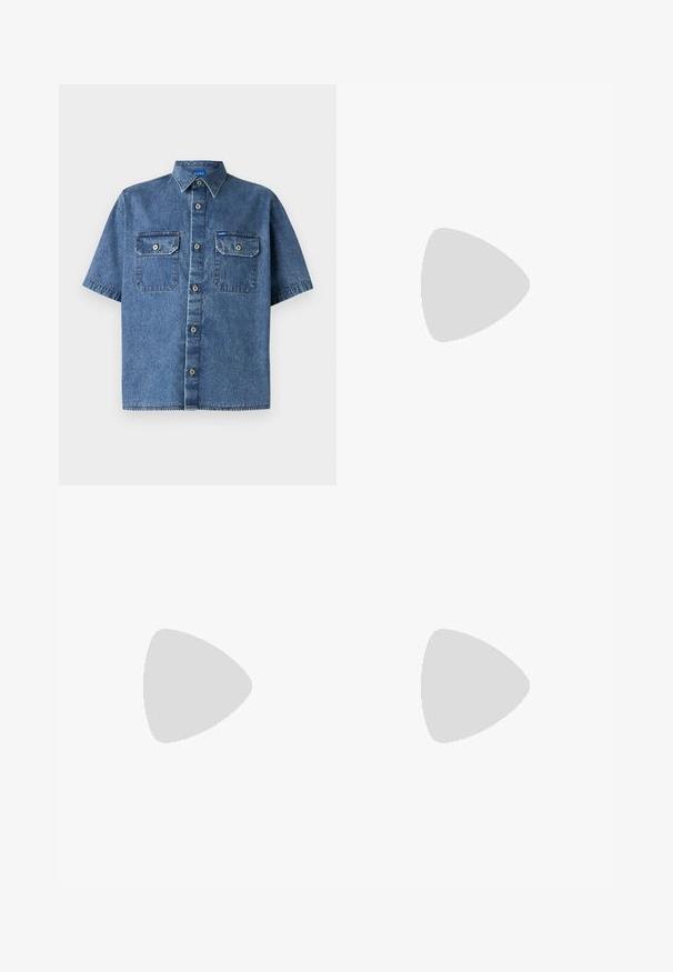 Kratka denim srajca v sredinji modri barvi. Ima koničast ovratnik, dve žepni na prsih in gumbno zapiranje z metalnimi detajli. Gladka tekstura.; Svetlo modre denim kavbojke s ravno nogavico, petimi žepi, z gumbom za zapiranje, minimalnim zbledelostjo in kontrastnimi šivi.; Črne usnjene loferice z zaobljenim nosom, dvignjenim šivanjem na vampu in ravnim gumijastim podplatom. Gladka površina, klasična zasnova.; Temno mornarsko usnjeno aktovko z dvema zgoraj ročaji in odstranljivim trakom. Ima teksturirano površino, navpične šive in podrobnost z logotipom.