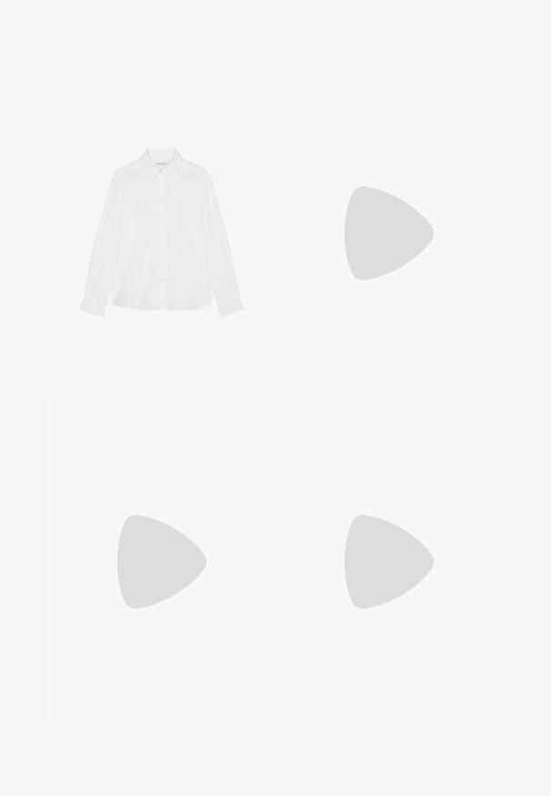 Weiße Bluse mit langen Ärmeln, klassischem Kragen, Knopfleiste und aus weichem, leichtem Material mit glatter Textur.; Schwarze weite Hosen mit hoher Taille, Knopfdetails am Bund und vorderen Falten.; Schwarze Lederstiefelette mit quadrater Zehenform, seitlichem Reißverschluss und Blockabsatz vor einem schlichten hellen Hintergrund.; Schwarze Handtasche mit strukturierter Form, glatter Textur und einem metallischen Verschluss. Kombiniert mit weiten schwarzen Hosen und offenen Sandalen auf einem Holzboden.