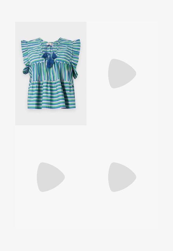 Blusa di cotone a righe con maniche corte a volant, caratterizzata da righe blu, verde e viola, e tre nappine blu al collo.; MILLE CARY - Shorts - multicoloured; Pantofole da balletto nere in pelle con punta arrotondata, texture liscia, dettagli di cucitura minimi e design con suola flessibile.; Borsa a tracolla in pelle marrone con chiusura a pattina, hardware color oro, tracolla e una finitura liscia. Forma rettangolare compatta.